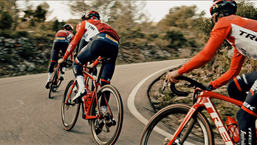 Cyklisté na silnici na treku Segafredo