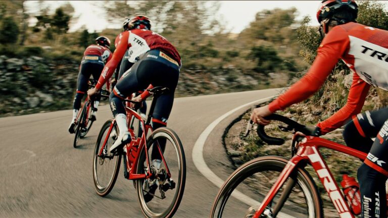 Cyklisté na silnici na treku Segafredo